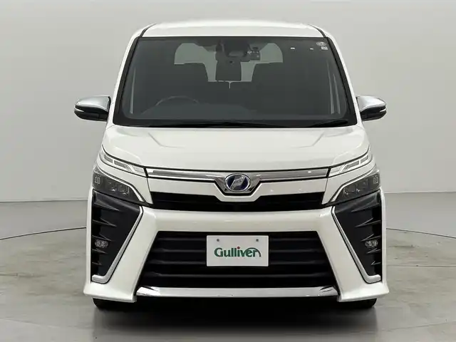 トヨタ ヴォクシー ハイブリッド ZS 煌 福岡県 2019(平31)年 4.4万km ホワイトパールクリスタルシャイン 後席モニター　/純正１０型ナビ　/バックカメラ　/両側パワースライドドア　/ＥＴＣ　/前後ドライブレコーダー　/クルーズコントロール　/衝突軽減　/レーンキープ　/コーナーセンサー　/シートヒーター　/純正ＡＷ　/ＬＥＤ