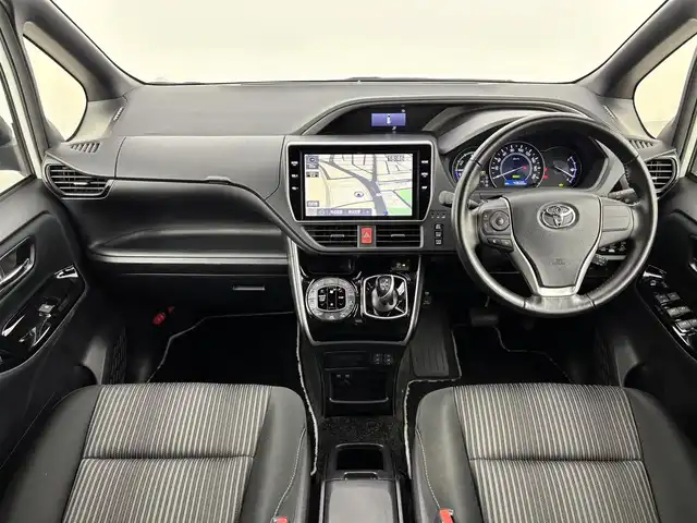 トヨタ ヴォクシー ハイブリッド ZS 煌 福岡県 2019(平31)年 4.4万km ホワイトパールクリスタルシャイン 後席モニター　/純正１０型ナビ　/バックカメラ　/両側パワースライドドア　/ＥＴＣ　/前後ドライブレコーダー　/クルーズコントロール　/衝突軽減　/レーンキープ　/コーナーセンサー　/シートヒーター　/純正ＡＷ　/ＬＥＤ