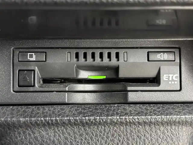 トヨタ ヴォクシー ハイブリッド ZS 煌 福岡県 2019(平31)年 4.4万km ホワイトパールクリスタルシャイン 後席モニター　/純正１０型ナビ　/バックカメラ　/両側パワースライドドア　/ＥＴＣ　/前後ドライブレコーダー　/クルーズコントロール　/衝突軽減　/レーンキープ　/コーナーセンサー　/シートヒーター　/純正ＡＷ　/ＬＥＤ