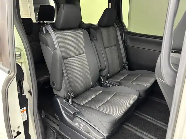 トヨタ ヴォクシー ハイブリッド ZS 煌 福岡県 2019(平31)年 4.4万km ホワイトパールクリスタルシャイン 後席モニター　/純正１０型ナビ　/バックカメラ　/両側パワースライドドア　/ＥＴＣ　/前後ドライブレコーダー　/クルーズコントロール　/衝突軽減　/レーンキープ　/コーナーセンサー　/シートヒーター　/純正ＡＷ　/ＬＥＤ