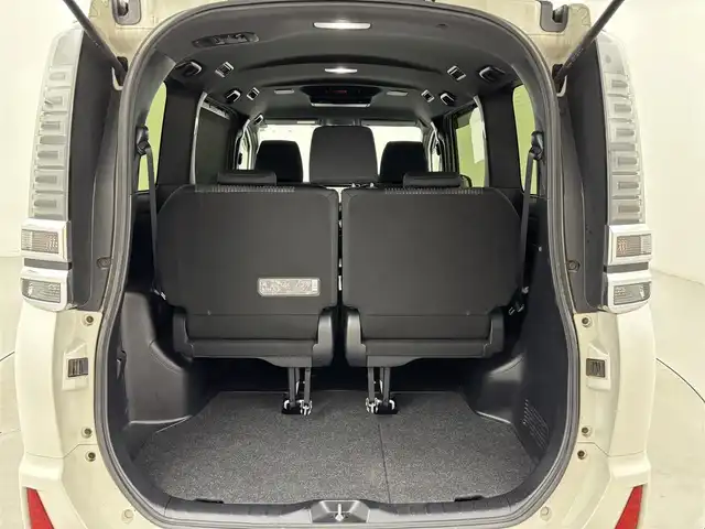 トヨタ ヴォクシー ハイブリッド ZS 煌 福岡県 2019(平31)年 4.4万km ホワイトパールクリスタルシャイン 後席モニター　/純正１０型ナビ　/バックカメラ　/両側パワースライドドア　/ＥＴＣ　/前後ドライブレコーダー　/クルーズコントロール　/衝突軽減　/レーンキープ　/コーナーセンサー　/シートヒーター　/純正ＡＷ　/ＬＥＤ