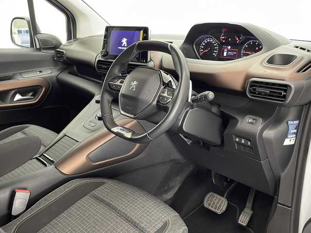 プジョー プジョー リフター GT 宮崎県 2023(令5)年 8.2万km 白 禁煙車/ディーゼルターボ/純正ディスプレイオーディオ/純正バックカメラ/サイドカメラ/純正17インチアルミ/純正フォグ/純正フロアマット/両側スライドドア/パノラマガラスルーフ/クルーズコントロール/クリアランスソナー/ブラインドスポットモニター/レーンディパーチャーアラート/電子パーキング/ルーフレール/パドルシフト/本革巻ハンドル/オートエアコン/ドライブレコーダー/スマートキー/プッシュエンジンスタート/スペアキー/新車時保証書/取扱い説明書