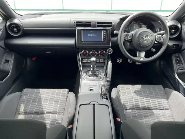 トヨタ ＧＲ８６ SZ 山梨県 2023(令5)年 1万km クリスタルホワイトパール 純正SDナビ(NSCD-W66)/純正CD/Bluetooth接続/フルセグTV/バックカメラ/プリクラッシュセーフティシステム/レーンキープアシスト/ブラインドスポットモニター/レーダークルーズコントロール/サイドバイザー/純正17インチアルミホイール