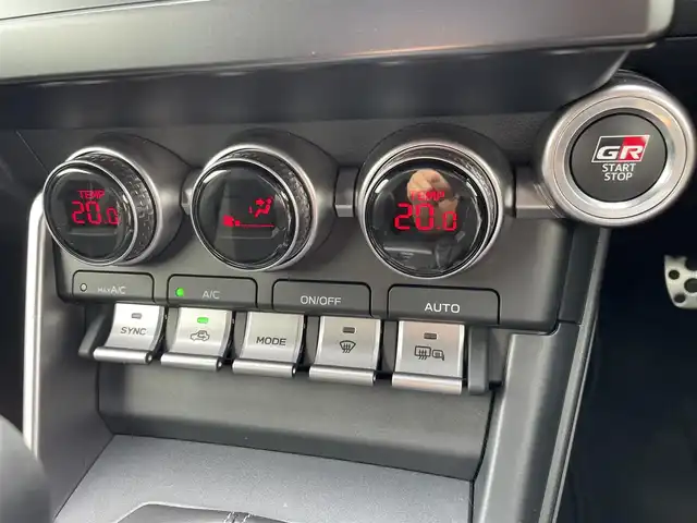 トヨタ ＧＲ８６ SZ 山梨県 2023(令5)年 1万km クリスタルホワイトパール 純正SDナビ(NSCD-W66)/純正CD/Bluetooth接続/フルセグTV/バックカメラ/プリクラッシュセーフティシステム/レーンキープアシスト/ブラインドスポットモニター/レーダークルーズコントロール/サイドバイザー/純正17インチアルミホイール