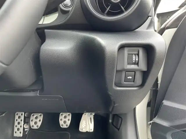 トヨタ ＧＲ８６ SZ 山梨県 2023(令5)年 1万km クリスタルホワイトパール 純正SDナビ(NSCD-W66)/純正CD/Bluetooth接続/フルセグTV/バックカメラ/プリクラッシュセーフティシステム/レーンキープアシスト/ブラインドスポットモニター/レーダークルーズコントロール/サイドバイザー/純正17インチアルミホイール