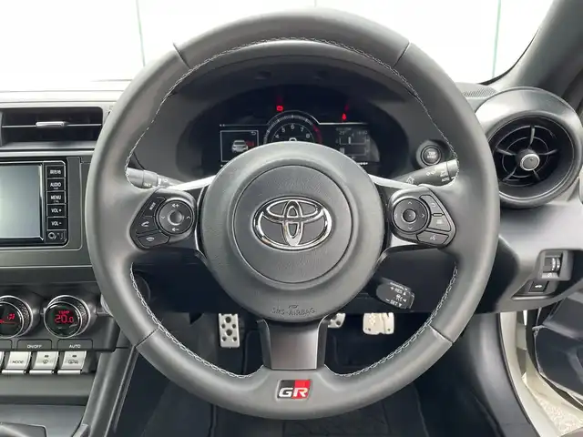 トヨタ ＧＲ８６ SZ 山梨県 2023(令5)年 1万km クリスタルホワイトパール 純正SDナビ(NSCD-W66)/純正CD/Bluetooth接続/フルセグTV/バックカメラ/プリクラッシュセーフティシステム/レーンキープアシスト/ブラインドスポットモニター/レーダークルーズコントロール/サイドバイザー/純正17インチアルミホイール