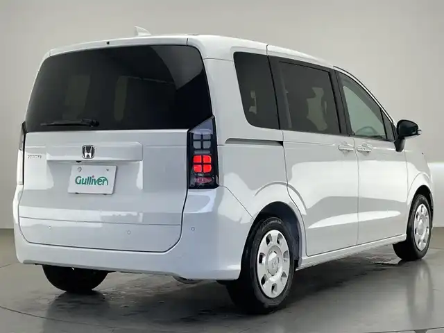 ホンダ フリード AIR 愛知県 2025(令7)年 0.1万km プラチナホワイトパール ホンダセンシング　ホンダコネクトナビ装着用パッケージ　両側パワースライドドア　衝突軽減装置　車線逸脱　追従クルコン　ハンドル支援　ＬＥＤオートライト　リヤパーキングセンサー　ロールサンシェード　禁煙車/●衝突軽減ブレーキ（CMBS）/●先行車発進お知らせ機能/●歩行者事故低減ステアリング/●路外逸脱抑制機能/●標識認識機能/●渋滞追従機能付アダプティブクルーズコントロール（ACC）/●車線維持支援システム（LKAS）/●トラフィックジャムアシスト（渋滞運転支援機能）/●誤発進抑制機能/●後方誤発進抑制機能/●近距離衝突軽減ブレーキ/●急アクセル抑制機能/●パーキングセンサーシステム/●オートハイビーム
