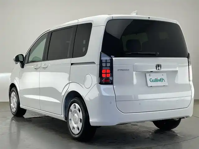 ホンダ フリード AIR 愛知県 2025(令7)年 0.1万km プラチナホワイトパール ホンダセンシング　ホンダコネクトナビ装着用パッケージ　両側パワースライドドア　衝突軽減装置　車線逸脱　追従クルコン　ハンドル支援　ＬＥＤオートライト　リヤパーキングセンサー　ロールサンシェード　禁煙車/●衝突軽減ブレーキ（CMBS）/●先行車発進お知らせ機能/●歩行者事故低減ステアリング/●路外逸脱抑制機能/●標識認識機能/●渋滞追従機能付アダプティブクルーズコントロール（ACC）/●車線維持支援システム（LKAS）/●トラフィックジャムアシスト（渋滞運転支援機能）/●誤発進抑制機能/●後方誤発進抑制機能/●近距離衝突軽減ブレーキ/●急アクセル抑制機能/●パーキングセンサーシステム/●オートハイビーム