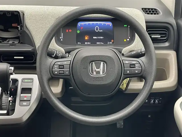 ホンダ フリード AIR 愛知県 2025(令7)年 0.1万km プラチナホワイトパール ホンダセンシング　ホンダコネクトナビ装着用パッケージ　両側パワースライドドア　衝突軽減装置　車線逸脱　追従クルコン　ハンドル支援　ＬＥＤオートライト　リヤパーキングセンサー　ロールサンシェード　禁煙車/●衝突軽減ブレーキ（CMBS）/●先行車発進お知らせ機能/●歩行者事故低減ステアリング/●路外逸脱抑制機能/●標識認識機能/●渋滞追従機能付アダプティブクルーズコントロール（ACC）/●車線維持支援システム（LKAS）/●トラフィックジャムアシスト（渋滞運転支援機能）/●誤発進抑制機能/●後方誤発進抑制機能/●近距離衝突軽減ブレーキ/●急アクセル抑制機能/●パーキングセンサーシステム/●オートハイビーム