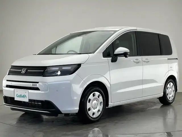 ホンダ フリード AIR 愛知県 2025(令7)年 0.1万km プラチナホワイトパール ホンダセンシング　ホンダコネクトナビ装着用パッケージ　両側パワースライドドア　衝突軽減装置　車線逸脱　追従クルコン　ハンドル支援　ＬＥＤオートライト　リヤパーキングセンサー　ロールサンシェード　禁煙車/●衝突軽減ブレーキ（CMBS）/●先行車発進お知らせ機能/●歩行者事故低減ステアリング/●路外逸脱抑制機能/●標識認識機能/●渋滞追従機能付アダプティブクルーズコントロール（ACC）/●車線維持支援システム（LKAS）/●トラフィックジャムアシスト（渋滞運転支援機能）/●誤発進抑制機能/●後方誤発進抑制機能/●近距離衝突軽減ブレーキ/●急アクセル抑制機能/●パーキングセンサーシステム/●オートハイビーム