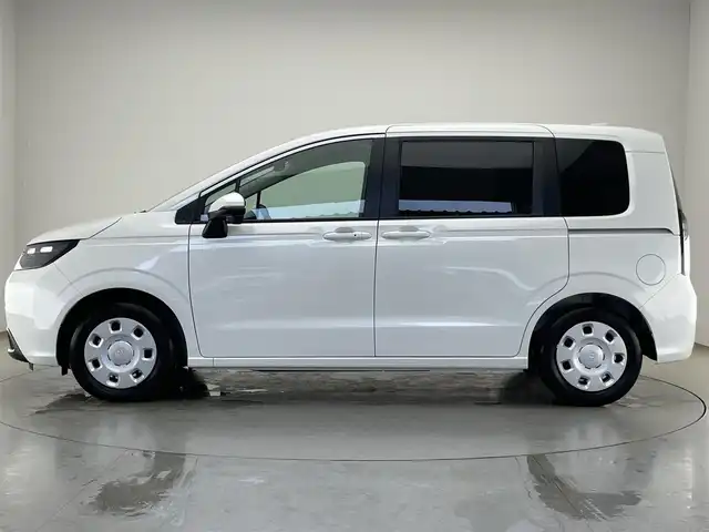 ホンダ フリード AIR 愛知県 2025(令7)年 0.1万km プラチナホワイトパール ホンダセンシング　ホンダコネクトナビ装着用パッケージ　両側パワースライドドア　衝突軽減装置　車線逸脱　追従クルコン　ハンドル支援　ＬＥＤオートライト　リヤパーキングセンサー　ロールサンシェード　禁煙車/●衝突軽減ブレーキ（CMBS）/●先行車発進お知らせ機能/●歩行者事故低減ステアリング/●路外逸脱抑制機能/●標識認識機能/●渋滞追従機能付アダプティブクルーズコントロール（ACC）/●車線維持支援システム（LKAS）/●トラフィックジャムアシスト（渋滞運転支援機能）/●誤発進抑制機能/●後方誤発進抑制機能/●近距離衝突軽減ブレーキ/●急アクセル抑制機能/●パーキングセンサーシステム/●オートハイビーム