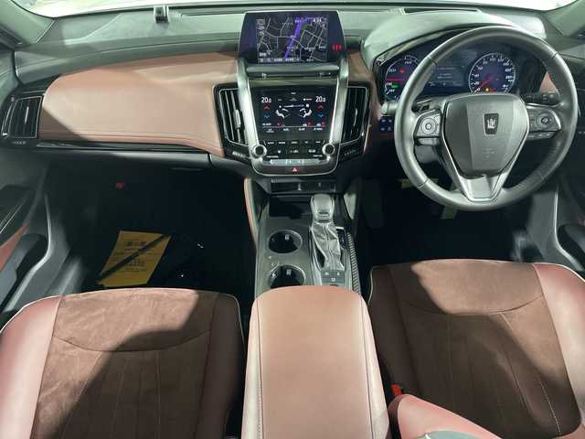 トヨタ クラウン ハイブリッド RS アドバンス 福岡県 2019(令1)年 3.2万km ホワイトパールクリスタルシャイン 純正ナビ/CD/DVD/Bluetooth/フルセグTV/サンルーフ/全方位カメラ/トヨタセーフティセンス/・プリクラッシュセーフティ/・レーントレーシングアシスト/・アダプティブハイビーム/・オートマッチックハイビーム/・ロードサインアシスト/・レーダークルーズコントロール/・先行車発進告知/ヘッドアップディスプレイ/クリアランスソナー/ドライブモードセレクトスイッチ/ブレーキホールド/ハーフレザーシート/電動チルトテレスコピックステアリング/D/N席パワーシート/D/N席シートヒーター/D席シートメモリー/ステアリングヒーター/純正18インチアルミホイール/純正フロアマット/ドライブレコーダー