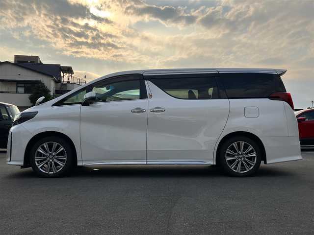 トヨタ アルファード S タイプゴールド 静岡県 2020(令2)年 5.8万km ホワイトパールクリスタルシャイン エンジンスタートボタン/保証書/取扱説明書/パワーステアリング/パワーウィンドウ/スマートキー/Wオートエアコン/スペアキー１本/クルーズコントロール/フリップダウンモニター/USB入力端子/ETC/バックカメラ/純正9インチSDナビ（BT/フルセグ）/三列シート/ドライブレコーダー前後/ウォークスルー/純正フロアマット/ハーフレザー/両側パワースライドドア/純正18インチアルミホイール/社外19インチアルミホイール（サマータイヤ）トランク内有/ABS/横滑り防止装置/コーナーセンサー前後/レーンキープアシスト/盗難防止装置/オートライト/オートマチックハイビーム/三眼LEDヘッドライト/Wプラスサイドエアバック/衝突軽減システム/カーテンエアバック/BSM(ブラインドスポットモニター)