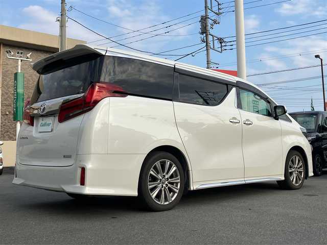 トヨタ アルファード S タイプゴールド 静岡県 2020(令2)年 5.8万km ホワイトパールクリスタルシャイン エンジンスタートボタン/保証書/取扱説明書/パワーステアリング/パワーウィンドウ/スマートキー/Wオートエアコン/スペアキー１本/クルーズコントロール/フリップダウンモニター/USB入力端子/ETC/バックカメラ/純正9インチSDナビ（BT/フルセグ）/三列シート/ドライブレコーダー前後/ウォークスルー/純正フロアマット/ハーフレザー/両側パワースライドドア/純正18インチアルミホイール/社外19インチアルミホイール（サマータイヤ）トランク内有/ABS/横滑り防止装置/コーナーセンサー前後/レーンキープアシスト/盗難防止装置/オートライト/オートマチックハイビーム/三眼LEDヘッドライト/Wプラスサイドエアバック/衝突軽減システム/カーテンエアバック/BSM(ブラインドスポットモニター)
