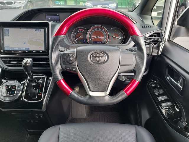 トヨタ エスクァイア Gi 東京都 2019(平31)年 3.2万km ホワイトパールクリスタルシャイン 純正9インチナビ(NSZT-Y68T)/【AM/FM/TV/DISC/SD/BT/USB/HDMI】/12.1型後席ディスプレイ/モデリスタエアロ/バックカメラ/ビルトインETC2.0/両側電動スライドドア/クルーズコントロール/LEDヘッドライト/フォグランプ/シートヒーター/純正グリル・ステアリング車載