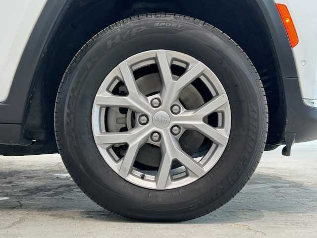 クライスラー・ジープ ジープ グランドチェロキーＬ リミテッド 宮城県 2022(令4)年 1.9万km 白 ワンオーナー/４WD/純正メモリナビ/バックカメラ/全方位車外カメラ/Bluetooth/フルセグTV/ETC2.0/ヘッドアップディスプレイ/アクティブレーンマネジメント/追従機能付きクルーズコントロール/パドルシフト/サンルーフ/ステアリングヒーター/シートヒーター/エアシート/パワーシート/純正LEDヘッドライト/フォグランプ/コーナーセンサー/ダウンヒルアシストコントロール/純正アルミホイール/純正フロアマット