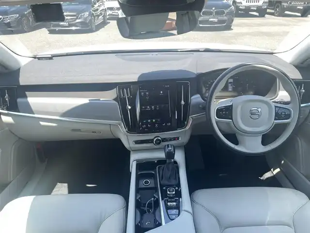 ボルボ Ｖ９０ D4 モメンタム 滋賀県 2020(令2)年 1.9万km クリスタルホワイトP アダプティブクルーズコントロール/インテリセーフ/BLIS/レーンキープアシスト/白革シート/・前席シートヒーター/・前席パワーシート/純正HDDナビ/（CD/BT/地デジ/CarPlay）/サラウンドビューカメラ/オートホールド/前後ドライブレコーダー/純正LEDヘッドライト/純正18インチAW/ETC/保証書/取説　/スペアキー