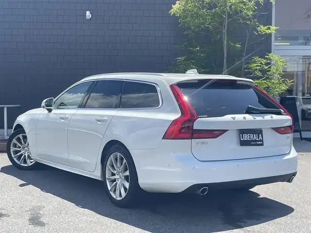 ボルボ Ｖ９０ D4 モメンタム 滋賀県 2020(令2)年 1.9万km クリスタルホワイトP アダプティブクルーズコントロール/インテリセーフ/BLIS/レーンキープアシスト/白革シート/・前席シートヒーター/・前席パワーシート/純正HDDナビ/（CD/BT/地デジ/CarPlay）/サラウンドビューカメラ/オートホールド/前後ドライブレコーダー/純正LEDヘッドライト/純正18インチAW/ETC/保証書/取説　/スペアキー