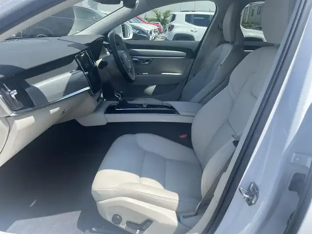 ボルボ Ｖ９０ D4 モメンタム 滋賀県 2020(令2)年 1.9万km クリスタルホワイトP アダプティブクルーズコントロール/インテリセーフ/BLIS/レーンキープアシスト/白革シート/・前席シートヒーター/・前席パワーシート/純正HDDナビ/（CD/BT/地デジ/CarPlay）/サラウンドビューカメラ/オートホールド/前後ドライブレコーダー/純正LEDヘッドライト/純正18インチAW/ETC/保証書/取説　/スペアキー
