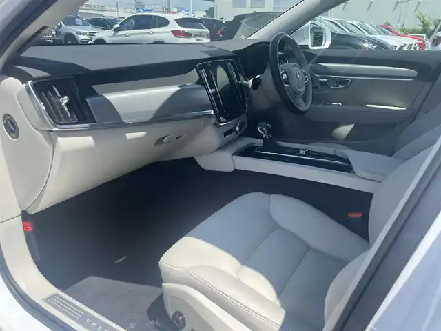 ボルボ Ｖ９０ D4 モメンタム 滋賀県 2020(令2)年 1.9万km クリスタルホワイトP アダプティブクルーズコントロール/インテリセーフ/BLIS/レーンキープアシスト/白革シート/・前席シートヒーター/・前席パワーシート/純正HDDナビ/（CD/BT/地デジ/CarPlay）/サラウンドビューカメラ/オートホールド/前後ドライブレコーダー/純正LEDヘッドライト/純正18インチAW/ETC/保証書/取説　/スペアキー
