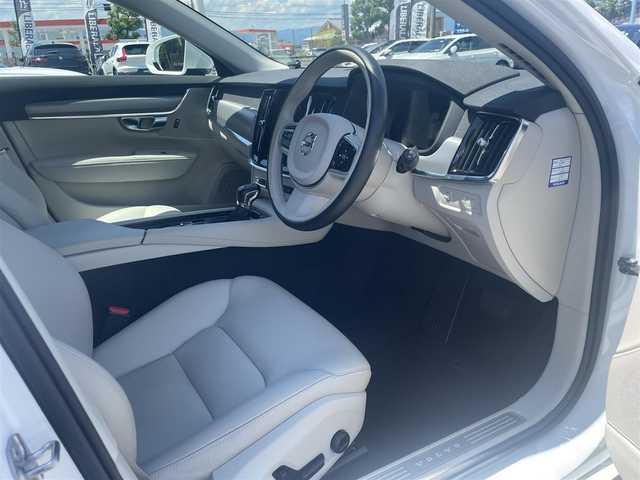ボルボ Ｖ９０ D4 モメンタム 滋賀県 2020(令2)年 1.9万km クリスタルホワイトP アダプティブクルーズコントロール/インテリセーフ/BLIS/レーンキープアシスト/白革シート/・前席シートヒーター/・前席パワーシート/純正HDDナビ/（CD/BT/地デジ/CarPlay）/サラウンドビューカメラ/オートホールド/前後ドライブレコーダー/純正LEDヘッドライト/純正18インチAW/ETC/保証書/取説　/スペアキー