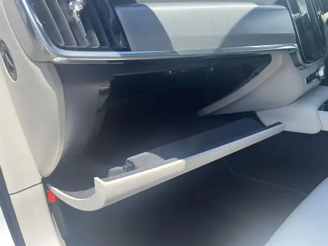 ボルボ Ｖ９０ D4 モメンタム 滋賀県 2020(令2)年 1.9万km クリスタルホワイトP アダプティブクルーズコントロール/インテリセーフ/BLIS/レーンキープアシスト/白革シート/・前席シートヒーター/・前席パワーシート/純正HDDナビ/（CD/BT/地デジ/CarPlay）/サラウンドビューカメラ/オートホールド/前後ドライブレコーダー/純正LEDヘッドライト/純正18インチAW/ETC/保証書/取説　/スペアキー