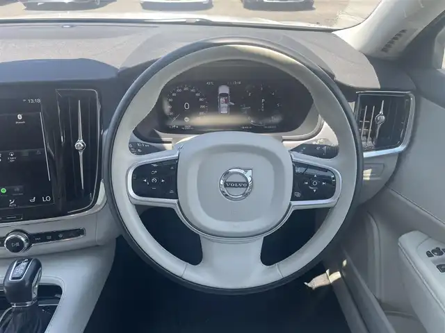 ボルボ Ｖ９０ D4 モメンタム 滋賀県 2020(令2)年 1.9万km クリスタルホワイトP アダプティブクルーズコントロール/インテリセーフ/BLIS/レーンキープアシスト/白革シート/・前席シートヒーター/・前席パワーシート/純正HDDナビ/（CD/BT/地デジ/CarPlay）/サラウンドビューカメラ/オートホールド/前後ドライブレコーダー/純正LEDヘッドライト/純正18インチAW/ETC/保証書/取説　/スペアキー