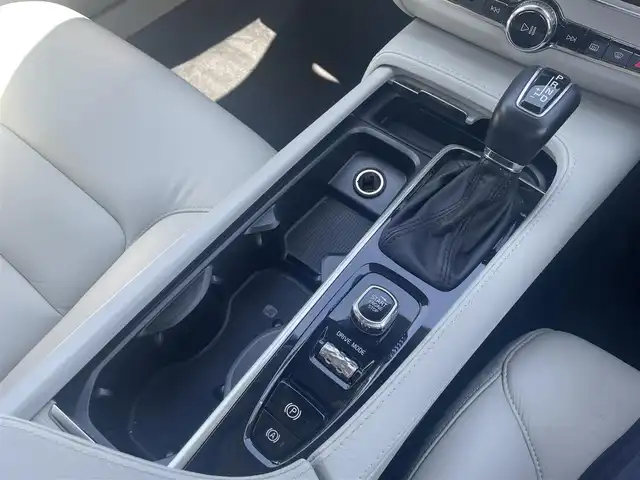 ボルボ Ｖ９０ D4 モメンタム 滋賀県 2020(令2)年 1.9万km クリスタルホワイトP アダプティブクルーズコントロール/インテリセーフ/BLIS/レーンキープアシスト/白革シート/・前席シートヒーター/・前席パワーシート/純正HDDナビ/（CD/BT/地デジ/CarPlay）/サラウンドビューカメラ/オートホールド/前後ドライブレコーダー/純正LEDヘッドライト/純正18インチAW/ETC/保証書/取説　/スペアキー