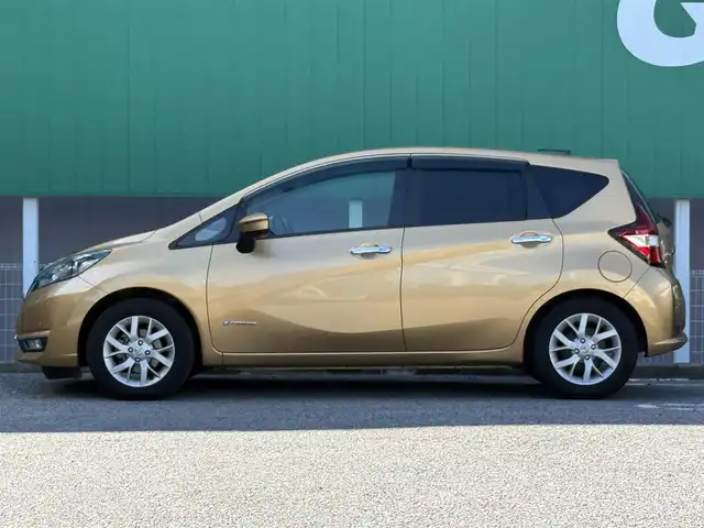 日産 ノート e－パワー メダリスト 千葉県 2016(平28)年 7万km ギャラクシーゴールド バックカメラ純正SDナビ（MM３１６D-W)/　（BT/DVD/CD/AM/FM)/フルセグ/全方位モニター/バックカメラ/クリアランスソナー/前後ドラレコ/ハーフレバー/ETC/LEDヘッドライト/エマージェンシーブレーキ/レーンキープ/スペアキー/横滑り防止/取扱説明書/保証書