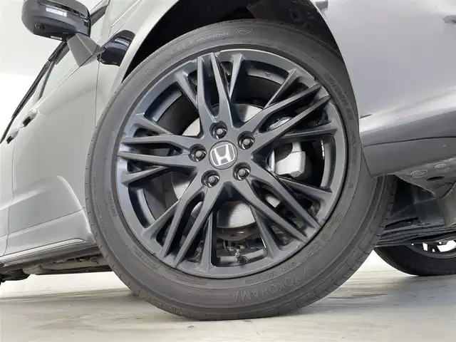 ホンダ オデッセイ ハイブリッド e:HEVアブソルート EXブラックED 群馬県 2023(令5)年 1.3万km プレミアムヴィーナスブラックP 純正15.6インチフリップダウンモニター/＝＝＝＝＝/純正11.インチナビ/・AM/FM/CD/DVD/SD/Bluetooth/・USB/HDMI/AppleCarPlay/AndroidAuto/マルチビューカメラシステム/ホンダセンシング/・衝突軽減ブレーキ/近距離衝突軽減ブレーキ/・先行車発進お知らせ機能/・歩行者事故低減ステアリング/・路外逸脱抑制機能/・渋滞追従機能付アダプティブクルーズコントロール/・車線維持支援システム/・ブラインドスポットインフォメーション/・オートハイビーム/・標識認識機能/・誤発進抑制機能/後方誤発進抑制機能/・急アクセル抑制機能/後退出庫サポート/・パーキングセンサーシステム/両側パワースライドドア/ハンズフリーアクセスパワーテールゲート(予約ロック付)/本革シート/2列目両側アームレスト付4ウェイパワーシート(リクライニング/オットマン)/ひし2列目シートセンターテーブル(折りたたみ式・ドリンクホルダー付)/運転席8ウェイ 助手席4ウェイ パワーシート/運転席＆助手席シートヒーター＋2列目シートヒーター/18インチアルミホイール(マットベルリナブラック)