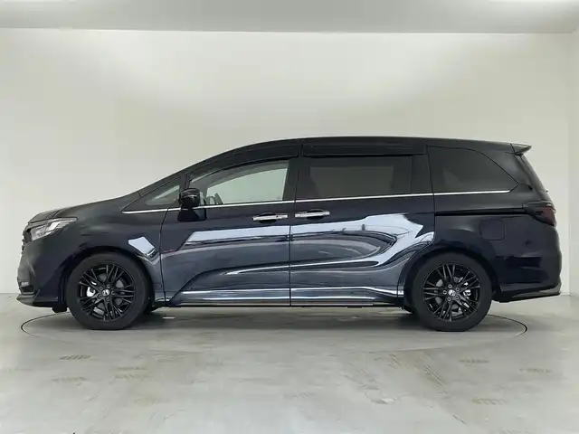 ホンダ オデッセイ ハイブリッド e:HEVアブソルート EXブラックED 群馬県 2023(令5)年 1.3万km プレミアムヴィーナスブラックP 純正15.6インチフリップダウンモニター/＝＝＝＝＝/純正11.インチナビ/・AM/FM/CD/DVD/SD/Bluetooth/・USB/HDMI/AppleCarPlay/AndroidAuto/マルチビューカメラシステム/ホンダセンシング/・衝突軽減ブレーキ/近距離衝突軽減ブレーキ/・先行車発進お知らせ機能/・歩行者事故低減ステアリング/・路外逸脱抑制機能/・渋滞追従機能付アダプティブクルーズコントロール/・車線維持支援システム/・ブラインドスポットインフォメーション/・オートハイビーム/・標識認識機能/・誤発進抑制機能/後方誤発進抑制機能/・急アクセル抑制機能/後退出庫サポート/・パーキングセンサーシステム/両側パワースライドドア/ハンズフリーアクセスパワーテールゲート(予約ロック付)/本革シート/2列目両側アームレスト付4ウェイパワーシート(リクライニング/オットマン)/ひし2列目シートセンターテーブル(折りたたみ式・ドリンクホルダー付)/運転席8ウェイ 助手席4ウェイ パワーシート/運転席＆助手席シートヒーター＋2列目シートヒーター/18インチアルミホイール(マットベルリナブラック)