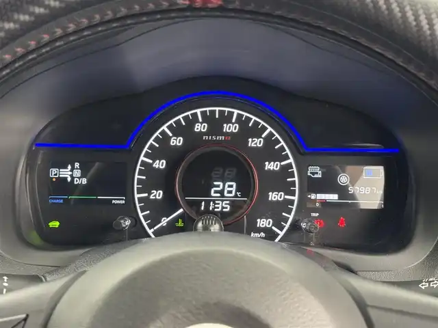 日産 ノート e－パワー ニスモ 福岡県 2018(平30)年 5.8万km シルバー エアロ　/純正ナビ　/フルセグＴＶ　/デジタルルームミラー　/全方位カメラ　/ＥＴＣ　/ドライブレコーダー　/衝突被害軽減システム　/レーンキープ　/コーナーセンサー　/横滑り防止装置　/オートライト　/純正１６インチアルミホイール