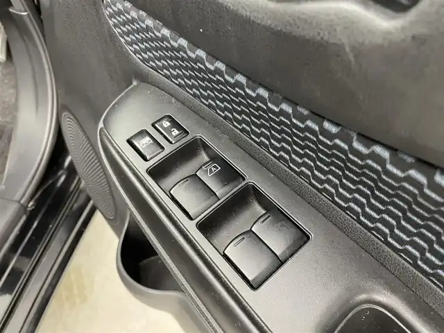 日産 ノート X DIG－S 群馬県 2013(平25)年 3万km スーパーブラック 純正７インチナビ　ＥＴＣ　ヘッドライトレベライザー　電動格納ミラー　オートエアコン　プッシュスタート　スマートキー　アイドリングストップ　純正フロアマット　横滑り防止装置　盗難防止装置　禁煙車