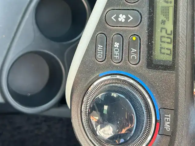 トヨタ アクア S 福岡県 2013(平25)年 8万km グレーメタリック 社外7型ナビ（BT/フルセグ/DISC/AM/FM)/Bカメラ/オートライト/純正15インチAW/アイドリングストップ/盗難防止装置/ドアバイザー/純正フロアマット/スマートキー/ETC/保証書/取扱説明書