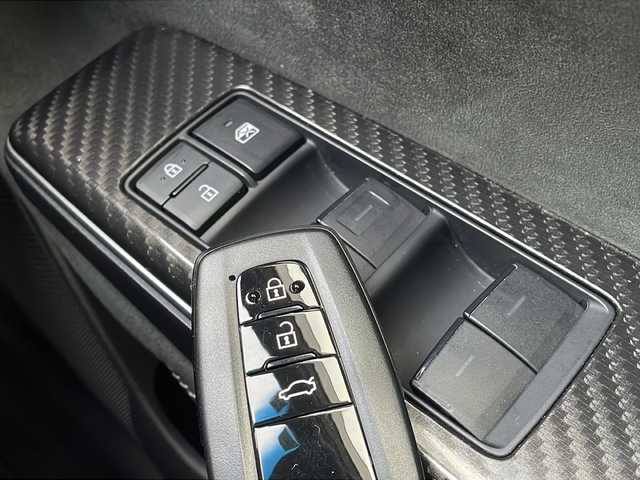 トヨタ クラウン ハイブリッド RS アドバンス Four 青森県 2018(平30)年 9.8万km ホワイトパールクリスタルシャイン 4WD/純正SDナビ・フルセグTV/CD・DVD・Bluetooth・SD・USB/OPパノラミックビューモニター/合皮コンビシート/前席パワーシート・シートヒーター/ステアリングヒーター/カラーヘッドアップディスプレイ/OPセーフティパッケージプラス/インテリジェントパーキングアシスト2/リアカメラディテクション/パーキングサポートブレーキ/セーフティセンス/プリクラッシュセーフティ/レーダークルーズコントロール/レーントレーシングアシスト/アダプティブハイビーム/ブラインドスポットモニター/クリアランスソナー/パドルシフト/AC100V100W/純正ビルトインETC2.0/前後ドライブレコーダー/3眼LEDヘッドランプ/フォグランプ/純正18インチアルミ/TRDエアロ