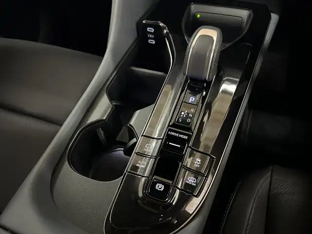 トヨタ クラウン エステート RS 道央・札幌 2025(令7)年 0.6万km プレシャスホワイトパール ワンオーナー/純正ディスプレイオーディオ(BT/タイプC/Miracast/Apple Carplay/Android Auto/FM/AM/フルセグ/)/フルモデリスタエアロ/ワイヤレス充電/ドラレコ前後/ガラスルーフ/ステアリングヒーター/エアシートD+N/シートヒーター全席/パワーバックドア/ETC2.0/AC100V充電/D＋NパワーシートD席メモリーシート付/黒レザーシート/モデリスタAW21インチ/トヨタセーフティセンス/PDA(プロアクティブドライビングアシスト)/HUD(ヘッドアップディスプレイ)/BSM(ブラインドスポットモニター)/PCS(プリクラッシュセーフティ)/SEA(安心降車システム)/ADAS(先進運転支援システム)/純正AW積載/スマートキー×2/保証書/取扱説明書