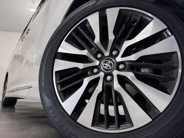 トヨタ アルファード S Cパッケージ 三重県 2020(令2)年 6.2万km ホワイトパールクリスタルシャイン ガソリン/FF/MTモード付インパネCVT/純正 9インチディスプレイオーディオ/（FM/AM/CD*/DVD*/USB/iPod/Bluetooth/Miracast）/12.1インチ 後席モニター V12T-R68C/バックガイドモニター/モデリスタエアロ（F/S/R下）＋スポーツマフラー/両側パワースライドドア/ドライブレコーダー 前後（ミラー内蔵）/ビルトイン ETC/Toyota Safety Sense/・プリクラッシュセーフティ/・レーントレーシングアシスト/・クリアランスソナー/・パーキングサポートブレーキ/・アダプティブハイビームシステム/・レーダークルコン/・ロードサインアシスト/・先行車発進告知機能/など/装備/・【OP】ツインムーンルーフ/・合皮シート/・パワーシート（D/N）/・エグゼクティブパワーシート（電動リクライニング＆オットマン（N/2nd））/・パワーバックドア/・シートヒーター・ベンチレーション（D/N）/・ステアリングヒーター/・オートライト/・3眼フルLEDヘッドランプ/・ステアリングスイッチ/・左右・後席独立オートエアコン/・自動防眩ルームミラー/・純正18inAW/・スマートキーx2/・保/取/・スペアタイヤ*/など/*…OP