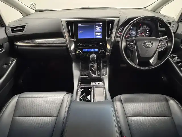 トヨタ アルファード S Cパッケージ 三重県 2020(令2)年 6.2万km ホワイトパールクリスタルシャイン ガソリン/FF/MTモード付インパネCVT/純正 9インチディスプレイオーディオ/（FM/AM/CD*/DVD*/USB/iPod/Bluetooth/Miracast）/12.1インチ 後席モニター V12T-R68C/バックガイドモニター/モデリスタエアロ（F/S/R下）＋スポーツマフラー/両側パワースライドドア/ドライブレコーダー 前後（ミラー内蔵）/ビルトイン ETC/Toyota Safety Sense/・プリクラッシュセーフティ/・レーントレーシングアシスト/・クリアランスソナー/・パーキングサポートブレーキ/・アダプティブハイビームシステム/・レーダークルコン/・ロードサインアシスト/・先行車発進告知機能/など/装備/・【OP】ツインムーンルーフ/・合皮シート/・パワーシート（D/N）/・エグゼクティブパワーシート（電動リクライニング＆オットマン（N/2nd））/・パワーバックドア/・シートヒーター・ベンチレーション（D/N）/・ステアリングヒーター/・オートライト/・3眼フルLEDヘッドランプ/・ステアリングスイッチ/・左右・後席独立オートエアコン/・自動防眩ルームミラー/・純正18inAW/・スマートキーx2/・保/取/・スペアタイヤ*/など/*…OP