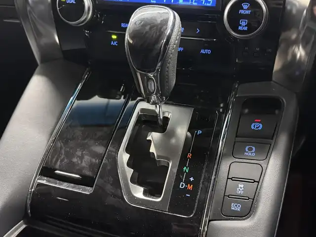 トヨタ アルファード S Cパッケージ 三重県 2020(令2)年 6.2万km ホワイトパールクリスタルシャイン ガソリン/FF/MTモード付インパネCVT/純正 9インチディスプレイオーディオ/（FM/AM/CD*/DVD*/USB/iPod/Bluetooth/Miracast）/12.1インチ 後席モニター V12T-R68C/バックガイドモニター/モデリスタエアロ（F/S/R下）＋スポーツマフラー/両側パワースライドドア/ドライブレコーダー 前後（ミラー内蔵）/ビルトイン ETC/Toyota Safety Sense/・プリクラッシュセーフティ/・レーントレーシングアシスト/・クリアランスソナー/・パーキングサポートブレーキ/・アダプティブハイビームシステム/・レーダークルコン/・ロードサインアシスト/・先行車発進告知機能/など/装備/・【OP】ツインムーンルーフ/・合皮シート/・パワーシート（D/N）/・エグゼクティブパワーシート（電動リクライニング＆オットマン（N/2nd））/・パワーバックドア/・シートヒーター・ベンチレーション（D/N）/・ステアリングヒーター/・オートライト/・3眼フルLEDヘッドランプ/・ステアリングスイッチ/・左右・後席独立オートエアコン/・自動防眩ルームミラー/・純正18inAW/・スマートキーx2/・保/取/・スペアタイヤ*/など/*…OP