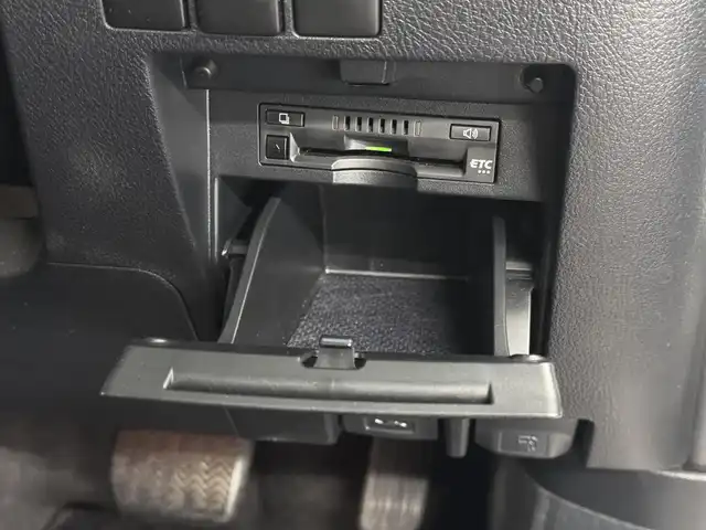 トヨタ アルファード S Cパッケージ 三重県 2020(令2)年 6.2万km ホワイトパールクリスタルシャイン ガソリン/FF/MTモード付インパネCVT/純正 9インチディスプレイオーディオ/（FM/AM/CD*/DVD*/USB/iPod/Bluetooth/Miracast）/12.1インチ 後席モニター V12T-R68C/バックガイドモニター/モデリスタエアロ（F/S/R下）＋スポーツマフラー/両側パワースライドドア/ドライブレコーダー 前後（ミラー内蔵）/ビルトイン ETC/Toyota Safety Sense/・プリクラッシュセーフティ/・レーントレーシングアシスト/・クリアランスソナー/・パーキングサポートブレーキ/・アダプティブハイビームシステム/・レーダークルコン/・ロードサインアシスト/・先行車発進告知機能/など/装備/・【OP】ツインムーンルーフ/・合皮シート/・パワーシート（D/N）/・エグゼクティブパワーシート（電動リクライニング＆オットマン（N/2nd））/・パワーバックドア/・シートヒーター・ベンチレーション（D/N）/・ステアリングヒーター/・オートライト/・3眼フルLEDヘッドランプ/・ステアリングスイッチ/・左右・後席独立オートエアコン/・自動防眩ルームミラー/・純正18inAW/・スマートキーx2/・保/取/・スペアタイヤ*/など/*…OP