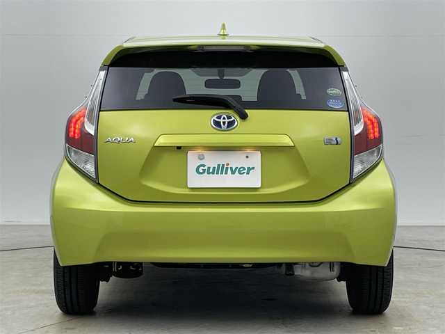 トヨタ アクア S 岡山県 2015(平27)年 5.2万km フレッシュグリーンマイカメタリック 社外ナビ/（CD/DVD/TV/BT)/バックカメラ/ステアリングリモコン/ETC/オートライト/プッシュスタート/スマートキー×2/アイドリングストップ/純正フロアマット/ドアバイザー/横滑り防止装置/ＥＶモード