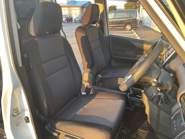 日産 セレナ X V 道央・札幌 2020(令2)年 6.9万km ブリリアントホワイトパール ・４WD/・衝突軽減ブレーキ/・両側パワースライドドア/・全方位カメラ/・純正ナビ/　CD＆DVD＆BT＆TV/・バックカメラ/・サイドカメラ/・フロントカメラ/・ブラインドスポットモニター/・純正エンジンスターター/・オートライト/・オートエアコン/・クルーズコントロール/・ビルトインETC/・プッシュスタート/・スマートキー/・電動格納ミラー/・前方ドライブレコーダー/・純正フロアマット/・ドアバイザー/・ウィンカーミラー/・フォグライト/・LEDヘッドライト/・スペアキー