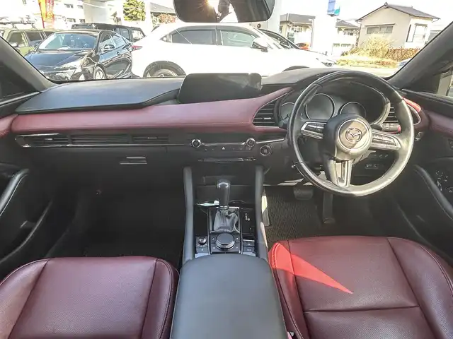 マツダ マツダ３ファストバック XD バーガンディセレクション 熊本県 2019(令1)年 9.4万km ポリメタルグレーM 純正ナビ/【フルセグTV/Bluetooth/CD/DVD/USB/HDMI】/バックカメラ/レーダークルーズコントロール/スマートブレーキサポート前後/車線逸脱警報システム/レーンキープアシストシステム/ドライバーアテンションアラート/コーナーセンサー/ディスタンス＆アテンションアラート/ブラインドスポットモニタリングシステム/ヘッドアップディスプレイ/パドルシフト/ブレーキホールド/電動パーキングブレーキ/オートLEDライト/オートハイビーム/ウィンカーミラー/レザーシート（ワインレッド）/D席パワーシート/前席シートヒーター/革巻きステアリング/ハンドルヒーター/ETC/純正フロアマット/ドアバイザー/横滑り防止装置/保証書/取扱説明書/スペアキー