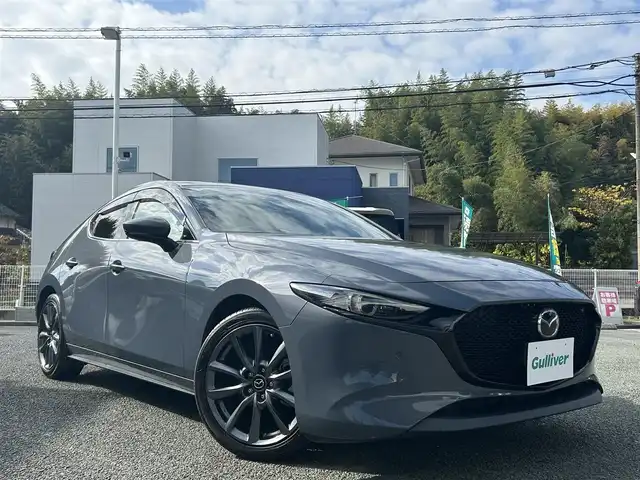 マツダ マツダ３ファストバック XD バーガンディセレクション 熊本県 2019(令1)年 9.4万km ポリメタルグレーM 純正ナビ/【フルセグTV/Bluetooth/CD/DVD/USB/HDMI】/バックカメラ/レーダークルーズコントロール/スマートブレーキサポート前後/車線逸脱警報システム/レーンキープアシストシステム/ドライバーアテンションアラート/コーナーセンサー/ディスタンス＆アテンションアラート/ブラインドスポットモニタリングシステム/ヘッドアップディスプレイ/パドルシフト/ブレーキホールド/電動パーキングブレーキ/オートLEDライト/オートハイビーム/ウィンカーミラー/レザーシート（ワインレッド）/D席パワーシート/前席シートヒーター/革巻きステアリング/ハンドルヒーター/ETC/純正フロアマット/ドアバイザー/横滑り防止装置/保証書/取扱説明書/スペアキー