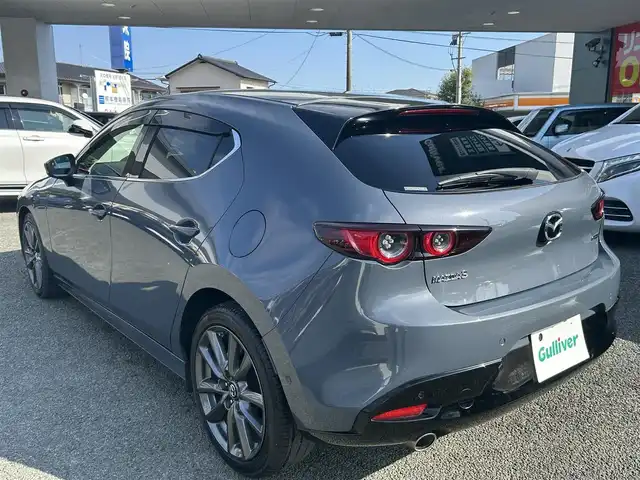 マツダ マツダ３ファストバック XD バーガンディセレクション 熊本県 2019(令1)年 9.4万km ポリメタルグレーM 純正ナビ/【フルセグTV/Bluetooth/CD/DVD/USB/HDMI】/バックカメラ/レーダークルーズコントロール/スマートブレーキサポート前後/車線逸脱警報システム/レーンキープアシストシステム/ドライバーアテンションアラート/コーナーセンサー/ディスタンス＆アテンションアラート/ブラインドスポットモニタリングシステム/ヘッドアップディスプレイ/パドルシフト/ブレーキホールド/電動パーキングブレーキ/オートLEDライト/オートハイビーム/ウィンカーミラー/レザーシート（ワインレッド）/D席パワーシート/前席シートヒーター/革巻きステアリング/ハンドルヒーター/ETC/純正フロアマット/ドアバイザー/横滑り防止装置/保証書/取扱説明書/スペアキー