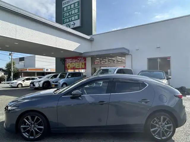 マツダ マツダ３ファストバック XD バーガンディセレクション 熊本県 2019(令1)年 9.4万km ポリメタルグレーM 純正ナビ/【フルセグTV/Bluetooth/CD/DVD/USB/HDMI】/バックカメラ/レーダークルーズコントロール/スマートブレーキサポート前後/車線逸脱警報システム/レーンキープアシストシステム/ドライバーアテンションアラート/コーナーセンサー/ディスタンス＆アテンションアラート/ブラインドスポットモニタリングシステム/ヘッドアップディスプレイ/パドルシフト/ブレーキホールド/電動パーキングブレーキ/オートLEDライト/オートハイビーム/ウィンカーミラー/レザーシート（ワインレッド）/D席パワーシート/前席シートヒーター/革巻きステアリング/ハンドルヒーター/ETC/純正フロアマット/ドアバイザー/横滑り防止装置/保証書/取扱説明書/スペアキー