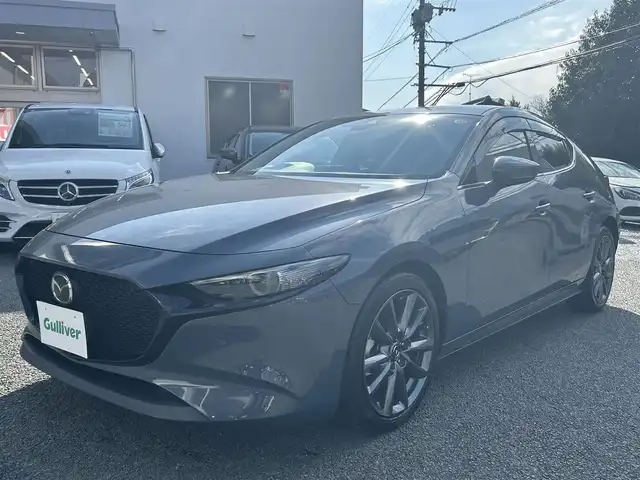 マツダ マツダ３ファストバック XD バーガンディセレクション 熊本県 2019(令1)年 9.4万km ポリメタルグレーM 純正ナビ/【フルセグTV/Bluetooth/CD/DVD/USB/HDMI】/バックカメラ/レーダークルーズコントロール/スマートブレーキサポート前後/車線逸脱警報システム/レーンキープアシストシステム/ドライバーアテンションアラート/コーナーセンサー/ディスタンス＆アテンションアラート/ブラインドスポットモニタリングシステム/ヘッドアップディスプレイ/パドルシフト/ブレーキホールド/電動パーキングブレーキ/オートLEDライト/オートハイビーム/ウィンカーミラー/レザーシート（ワインレッド）/D席パワーシート/前席シートヒーター/革巻きステアリング/ハンドルヒーター/ETC/純正フロアマット/ドアバイザー/横滑り防止装置/保証書/取扱説明書/スペアキー