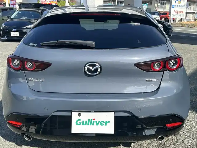 マツダ マツダ３ファストバック XD バーガンディセレクション 熊本県 2019(令1)年 9.4万km ポリメタルグレーM 純正ナビ/【フルセグTV/Bluetooth/CD/DVD/USB/HDMI】/バックカメラ/レーダークルーズコントロール/スマートブレーキサポート前後/車線逸脱警報システム/レーンキープアシストシステム/ドライバーアテンションアラート/コーナーセンサー/ディスタンス＆アテンションアラート/ブラインドスポットモニタリングシステム/ヘッドアップディスプレイ/パドルシフト/ブレーキホールド/電動パーキングブレーキ/オートLEDライト/オートハイビーム/ウィンカーミラー/レザーシート（ワインレッド）/D席パワーシート/前席シートヒーター/革巻きステアリング/ハンドルヒーター/ETC/純正フロアマット/ドアバイザー/横滑り防止装置/保証書/取扱説明書/スペアキー