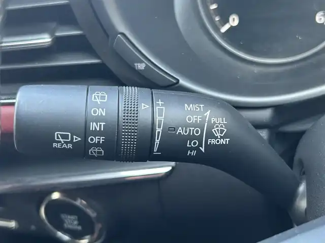 マツダ マツダ３ファストバック XD バーガンディセレクション 熊本県 2019(令1)年 9.4万km ポリメタルグレーM 純正ナビ/【フルセグTV/Bluetooth/CD/DVD/USB/HDMI】/バックカメラ/レーダークルーズコントロール/スマートブレーキサポート前後/車線逸脱警報システム/レーンキープアシストシステム/ドライバーアテンションアラート/コーナーセンサー/ディスタンス＆アテンションアラート/ブラインドスポットモニタリングシステム/ヘッドアップディスプレイ/パドルシフト/ブレーキホールド/電動パーキングブレーキ/オートLEDライト/オートハイビーム/ウィンカーミラー/レザーシート（ワインレッド）/D席パワーシート/前席シートヒーター/革巻きステアリング/ハンドルヒーター/ETC/純正フロアマット/ドアバイザー/横滑り防止装置/保証書/取扱説明書/スペアキー