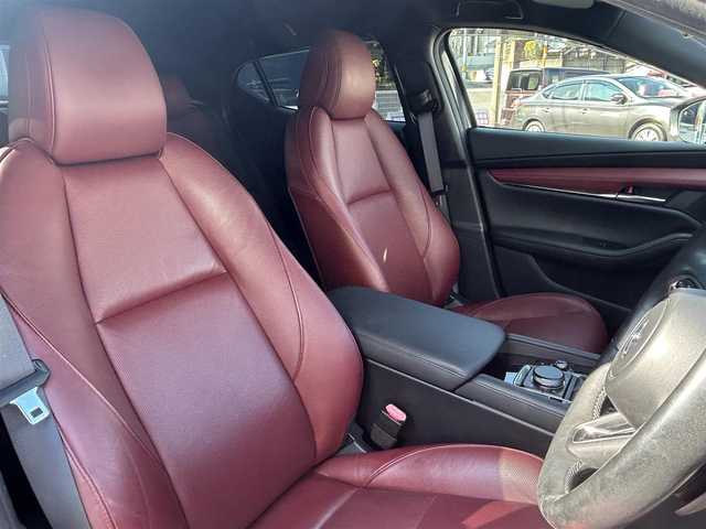 マツダ マツダ３ファストバック XD バーガンディセレクション 熊本県 2019(令1)年 9.4万km ポリメタルグレーM 純正ナビ/【フルセグTV/Bluetooth/CD/DVD/USB/HDMI】/バックカメラ/レーダークルーズコントロール/スマートブレーキサポート前後/車線逸脱警報システム/レーンキープアシストシステム/ドライバーアテンションアラート/コーナーセンサー/ディスタンス＆アテンションアラート/ブラインドスポットモニタリングシステム/ヘッドアップディスプレイ/パドルシフト/ブレーキホールド/電動パーキングブレーキ/オートLEDライト/オートハイビーム/ウィンカーミラー/レザーシート（ワインレッド）/D席パワーシート/前席シートヒーター/革巻きステアリング/ハンドルヒーター/ETC/純正フロアマット/ドアバイザー/横滑り防止装置/保証書/取扱説明書/スペアキー